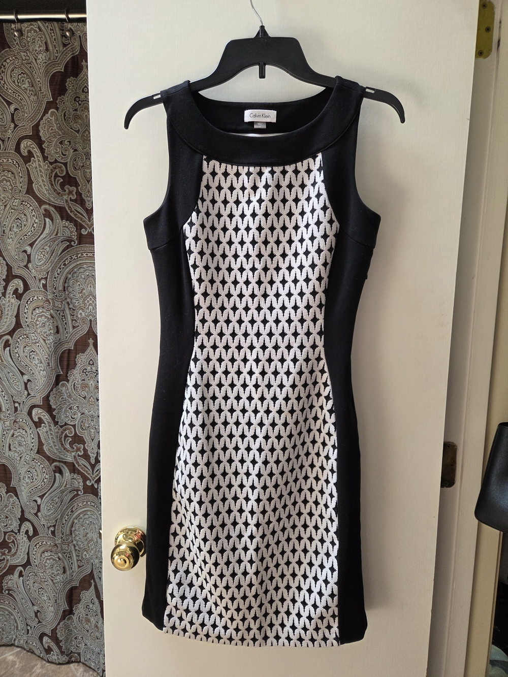 Calvin Klein  SZ 2 Black & White Geometric Sheath Dress